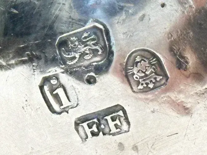 Lion passant — English sterling